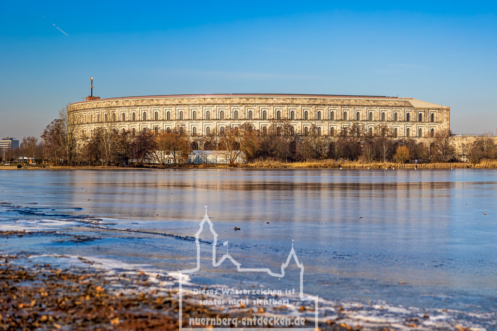 Monatsbild des Kalender 2025 für den Monat Januar | Kongresshalle auf dem Reichsparteitagsgelände in Nürnberg während einer Kälteperiode mit einer dünnen Eisschicht. - Realisiert mit Pictrs.com