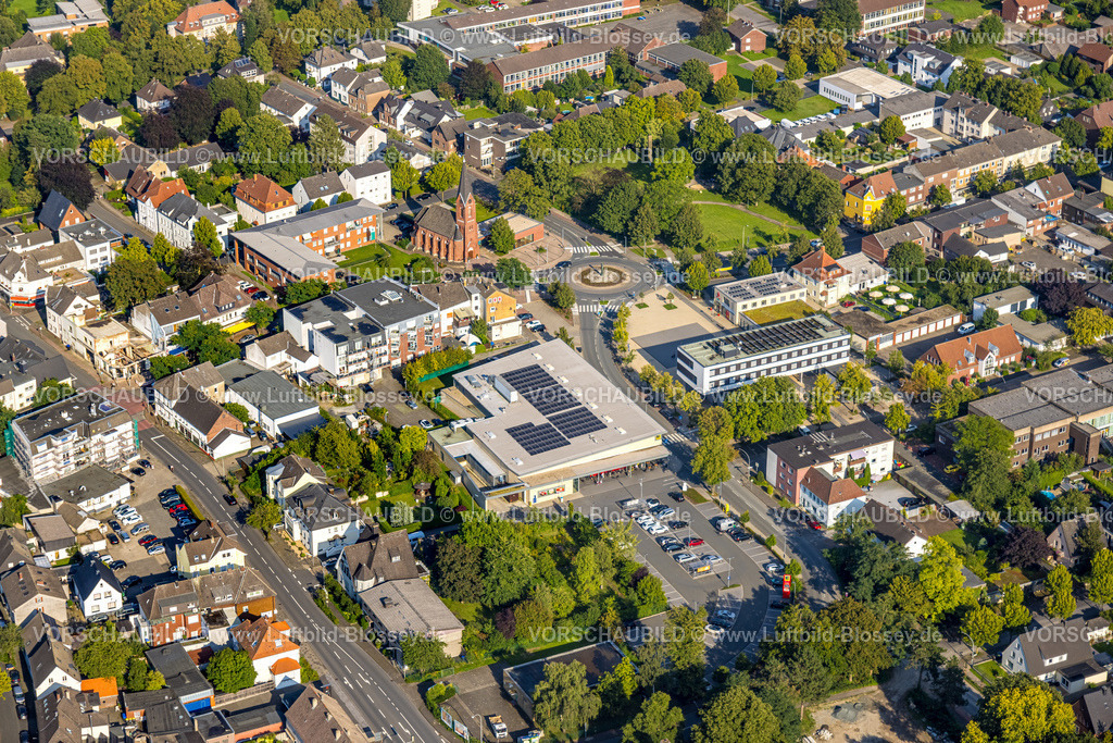 Beckum230805782Neubeckum | Luftbild, Innenstadt Zentrum, evang. Christuskirche und Seniorenwohnen an der Christuskirche, Edeka Supermarkt, Rathaus Neubeckum, Neubeckum, Beckum, Münsterland, Nordrhein-Westfalen, Deutschland