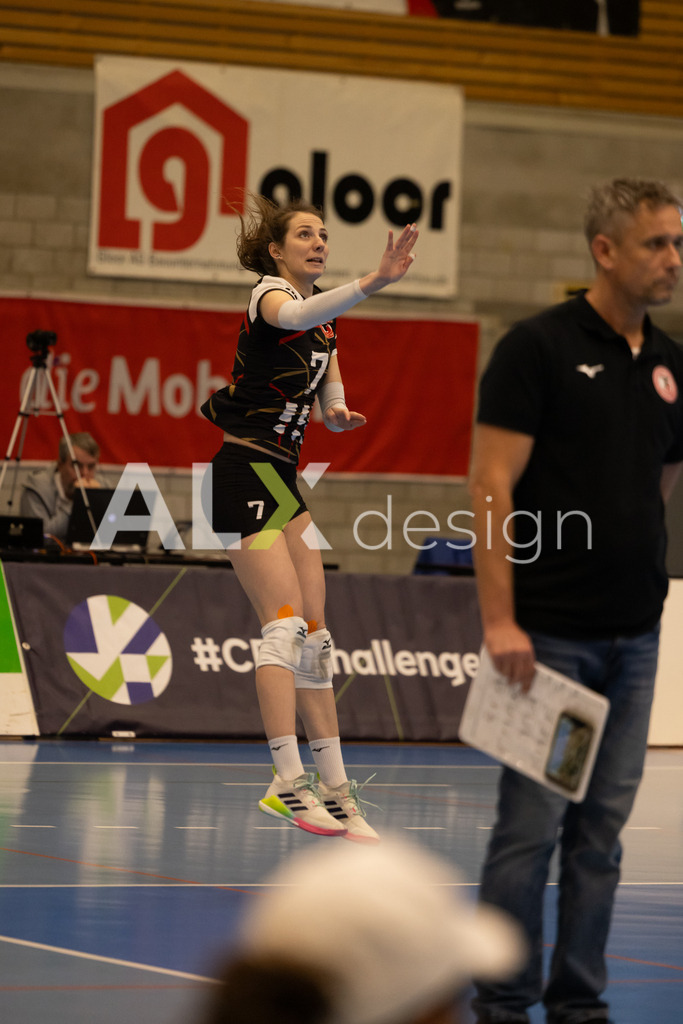 Volleyball I Frauen I Saison 2025-2026 I CEV Volleyball Challenge Cup 2026 | Women I 16th Finals I VC Kanti Schaffhausen - TJ Ostrava I 03.12.2025 | TJ Ostrava - 7 Andrea Štrbová (SVK) – Diagonalangriff - Realisiert mit Pictrs.com