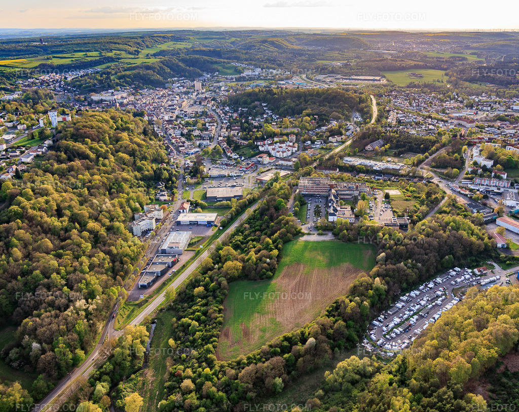 Aerial view: City view from the east with Hospital De Saint-Avold in the district Forêts de Zang et du Steinberg in Saint-Avold in the state Moselle, France. – Photo: IMG_154702.jpg taken on 04/17/2026 by Werner Riehm/FLY-FOTO.com – Resolution of the original: 4818 x 3820 px – Hôpital Saint-Avold - Hôpital Saint-Avold