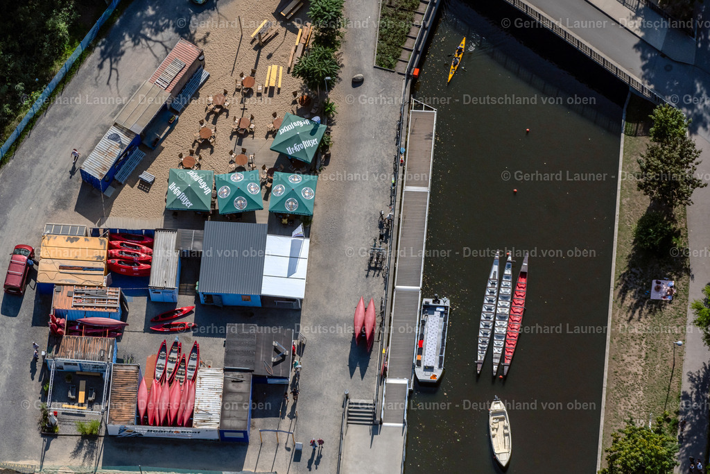 4041867 | LEIPZIG 15.09.2020 Hafenanlagen des Stadthafen Leipzig mit Kajakverleihstation und Imbissstand am Flussarm Elstermühlgraben im Ortsteil Zentrum-West in Leipzig im Bundesland Sachsen, Deutschland. // Port facilities of the city port of Leipzig with kayak rental station on the Elstermuehlgraben branch of the river in the district Zentrum-West in Leipzig in the state Saxony, Germany. Foto: Gerhard Launer