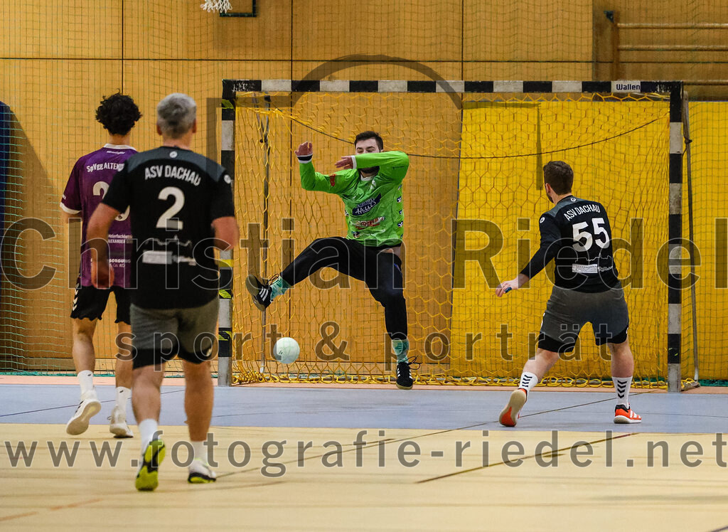 2024-03-23_072_SpVgg_Altenerding_II_gegen_ASV_Dachau_III | Erding, Deutschland, 23.03.2024:
Handball, Bezirksklasse Männer Staffel Süd West 2023 / 2024, 14. Spieltag, SpVgg Altenerding II gegen ASV Dachau III, Endergebnis: 24:32

Marcin Szulc (ASV Dachau, #2), Torwart Otto Donaubauer (SpVgg Altenerding, #1), Sebastian Gith (ASV Dachau, #55)

Foto: Christian Riedel / fotografie-riedel.net