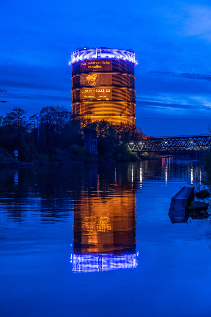 JT-220411 | Neue Mitte Oberhausen, Gasometer Ausstellungshalle, nach der Renovierung, Rhein-Herne-Kanal, abendliche Beleuchtung, Ausstellung Das zerbrechliche Paradies, NRW, Deutschland,  - Realisiert mit Pictrs.com
