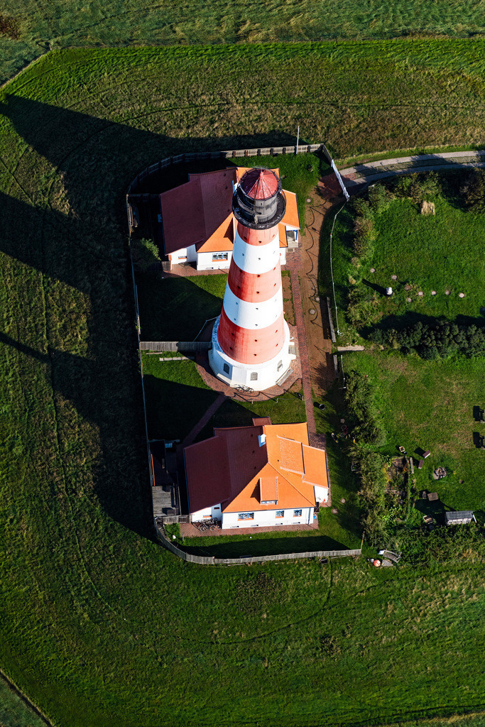 dr__0057224.jpg | TATING 18.09.2020 Leuchtturm als historisches Seefahrtszeichen im Küstenbereich der Nordsee im Ortsteil Hauert in Westerhever im Bundesland Schleswig-Holstein. // Lighthouse as a historic seafaring character in the coastal area of North Sea in the district Hauert in Westerhever in the state Schleswig-Holstein. Foto: Daniel Reiter