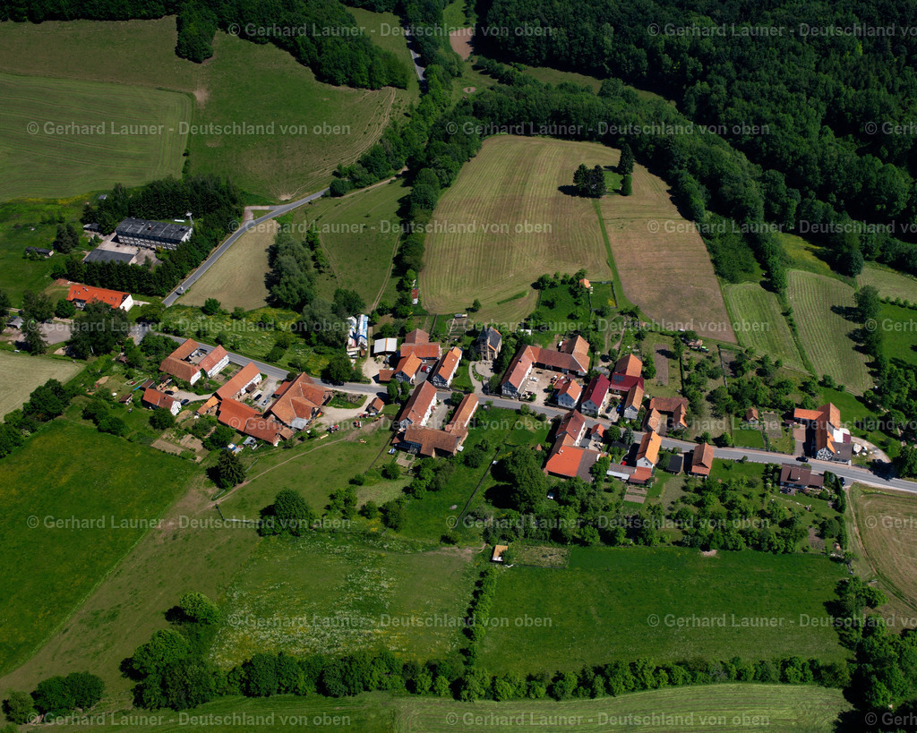 2634100 | WEIDENBACH 09.06.2006 Landwirtschaftliche Nutzflächen und Feldgrenzen  umsäumen das Siedlungsgebiet des Dorfes in Weidenbach im Bundesland Thüringen, Deutschland // Agricultural land and field boundaries surround the settlement area of the village  in Weidenbach in the state Thuringia, Germany Foto: Gerhard Launer