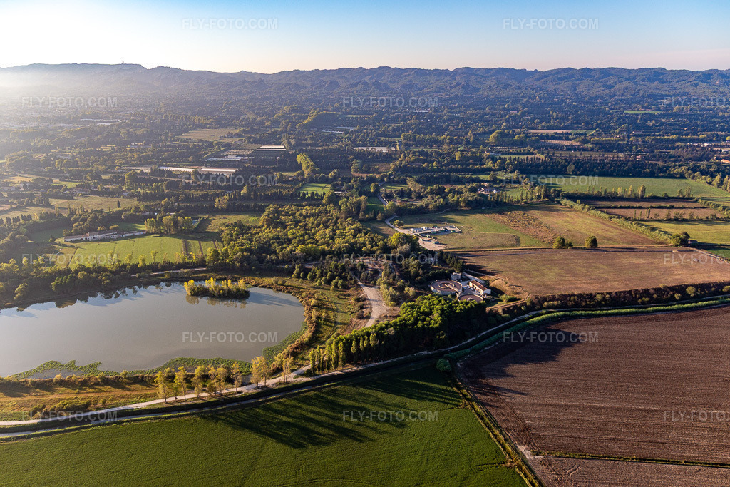 Aerial view: Déchèterie de Saint Rémy de Provence at Lac De Barreau in the district Les Écarts in Saint-Rémy-de-Provence in the state Bouches du Rhone, France.Photo: IMG_129599.jpg taken on 09/23/2021 by Werner Riehm/FLY-FOTO.comResolution of the original: 5472 x 3648 px