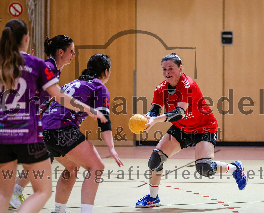 2024-01-27_059_SpVgg_Altenerding_II_gegen_TV_Altoetting_II | Erding, Deutschland, 27.01.2024:
Handball, Bezirksliga Frauen Altbayern 2023 / 2024, 10. Spieltag, SpVgg Altenerding II gegen TV Altötting II, Endergebnis: 17:29

Kati Gottschalk (SpVgg Altenerding, #26), Lisa Hofer (TV Altötting, #8)

Foto: Christian Riedel / fotografie-riedel.net