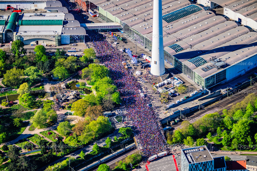 Hamburg_Marathon_Messehallen_Start_ELS_2075270425 | HAMBURG 27.04.2025 Teilnehmer der Sportveranstaltung " Hamburg Marathon " auf dem Veranstaltungsgelände an der Rentzelstraße, Tiergartenstraße im Ortsteil Rotherbaum in Hamburg, Deutschland. Weiterführende Informationen bei: Marathon Hamburg Veranstaltungs GmbH. // Participants of the sporting event " Hamburg Marathon " at the event area on street Rentzelstrasse, Tiergartenstrasse in the district Rotherbaum in Hamburg, Germany. Further information at: Marathon Hamburg Veranstaltungs GmbH. Foto: Martin Elsen
