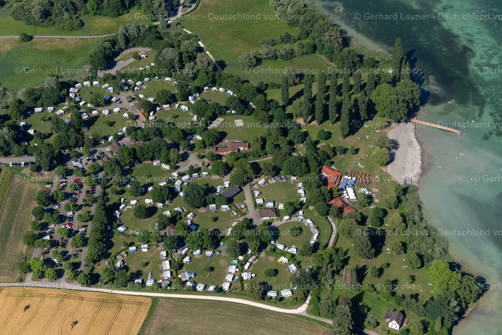 4032229 | GAIENHOFEN 12.06.2020 Campingplatz Horn mit Wohnwagen und Zelten am Seeufer in Gaienhofen im Bundesland Baden-Württemberg, Deutschland. // Campsite Horn with caravans and tents on the lake shore in Gaienhofen in the state Baden-Wuerttemberg, Germany. Foto: Gerhard Launer