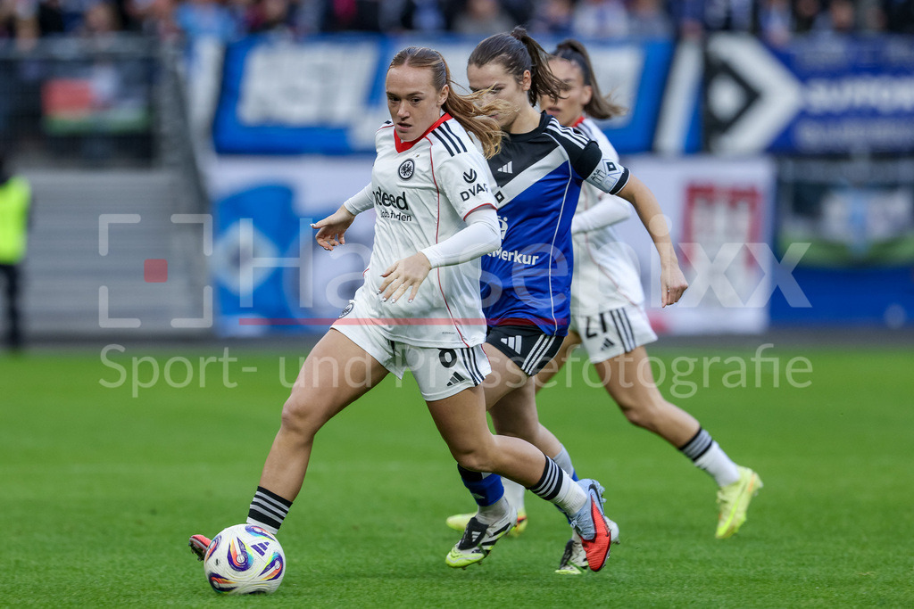 Fussball, Google Pixel Frauen-Bundesliga, Hamburger SV - Eintracht Frankfurt | v.li.: Lisanne Gräwe (Eintracht Frankfurt, 8) und Pauline Machtens (Hamburger SV, 28) im Zweikampf, Duell, Dynamik, Aktion, Action, Spielszene, DIE DFB-RICHTLINIEN UNTERSAGEN JEGLICHE NUTZUNG VON FOTOS ALS SEQUENZBILDER UND/ODER VIDEOÄHNLICHE FOTOSTRECKEN. DFB REGULATIONS PROHIBIT ANY USE OF PHOTOGRAPHS AS IMAGE SEQUENCES AND/OR QUASI-VIDEO.