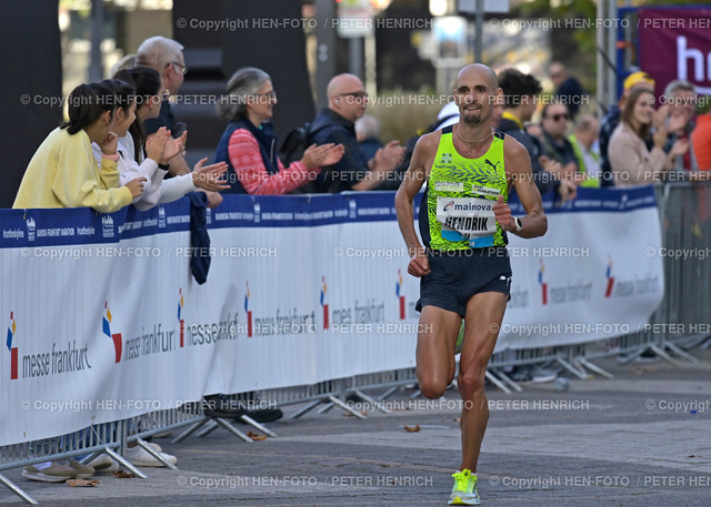 20221030-3658-marathon-frankfurt-HEN-FOTO | 30.10.2022 Frankfurt Marathon 2022 Zieleinlauf schnellster Deutscher Hendrik PFEIFFER (GER) TV Wattenscheid Startnummer 24 Männer Deutscher Marathonmeister (Foto: Peter Henrich) - Realisiert mit Pictrs.com