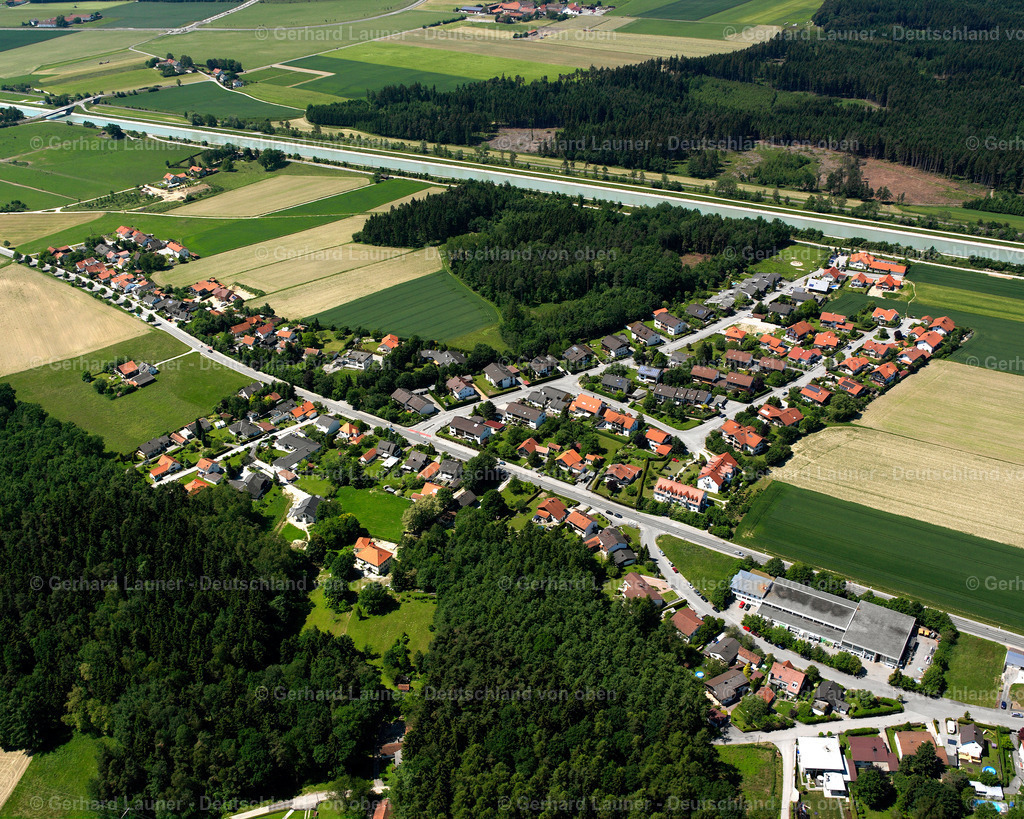 2600736 | HöLZLING 09.06.2006 Wald- Gebiete und Forstflächen umsäumen das Siedlungsgebiet des Dorfes in Hölzling im Bundesland Bayern, Deutschland // Village - view on the edge of forested areas in Hölzling in the state Bavaria, Germany Foto: Gerhard Launer