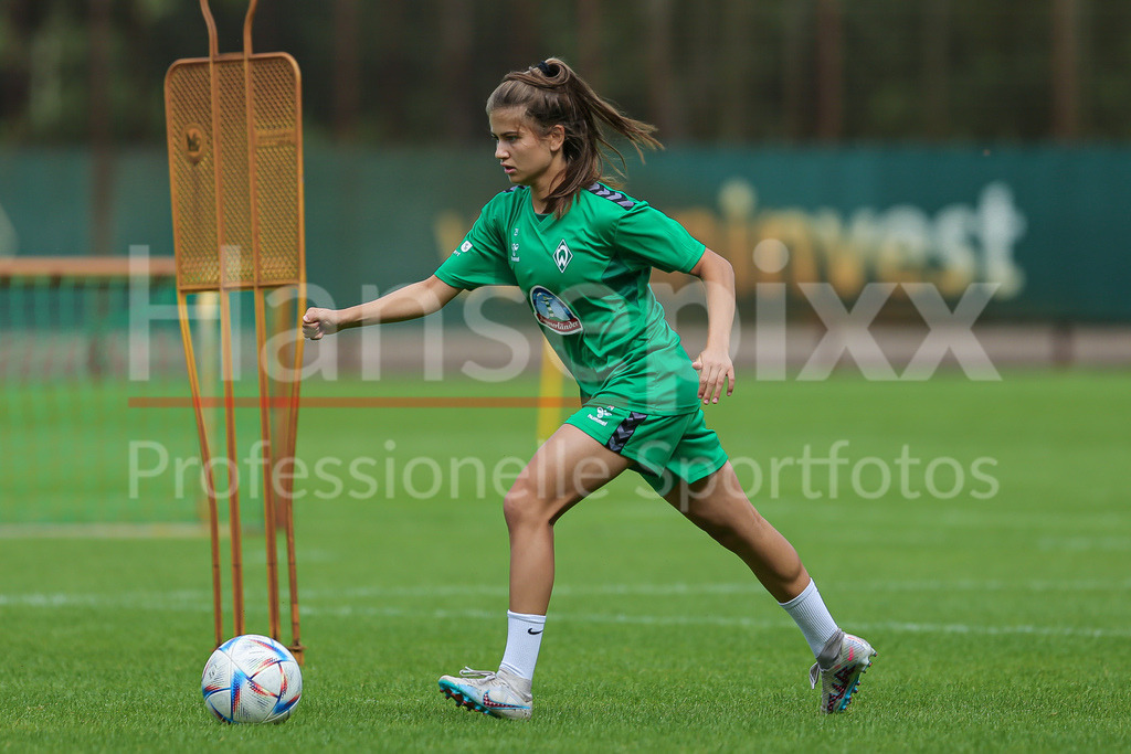 Fussball, Google Pixel Frauen-Bundesliga, Training SV Werder Bremen | v.li.: Melina Kunkel (SV Werder Bremen, 29) am Ball, Einzelbild, Ganzkörper, Aktion, Action