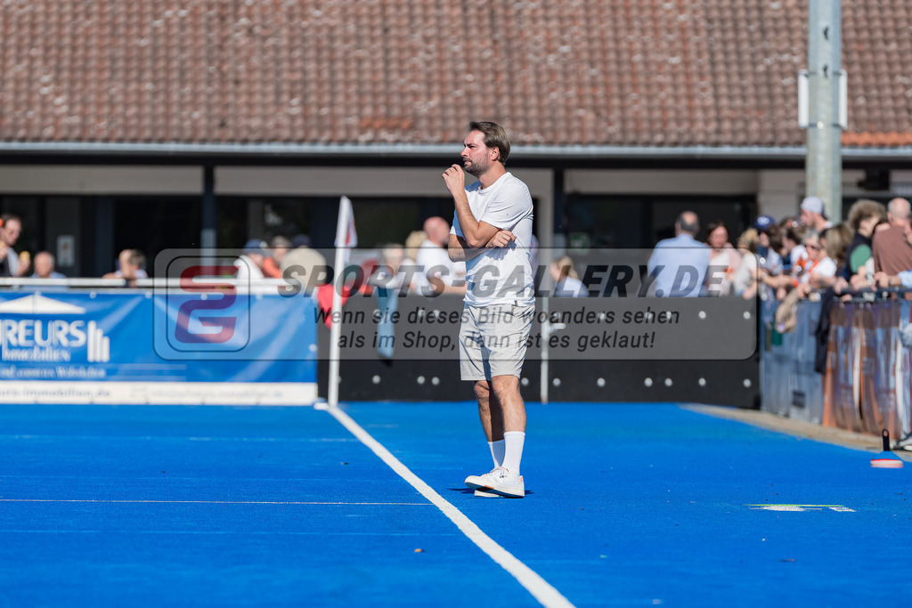 HK_20231001_104909 | 1.Bundesliga Herren Crefelder HTC - Harvestehuder THC am 1.10.2023 CHTC, Krefeld , Schmitz Johannes ( Trainer Crefelder HTC )