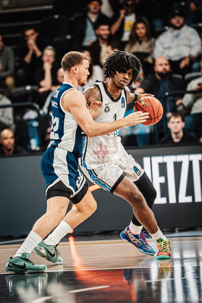 Basketball | Männer | Saison 2025/2026 | BKT EuroCup | Veolia Towers Hamburg vs. Bahcesehir College Istanbul | 14.10.2025 | v.l. Malachi Flynn (#22, Bahcesehir College Istanbul) gegen Leonard Thorpe Jr. (#2, Veolia Towers Hamburg)