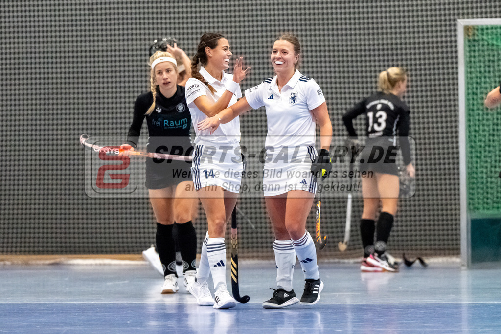 HK_20241201_109476 | 1. Bundesliga Halle Damen Düsseldorfer HC - Schwarz Weiss Köln am 1.12.2024 DHC, Düsseldorf , Selin Oruz ( Düsseldorfer HC #14 ) , Mabel Brands ( Düsseldorfer HC #7 )