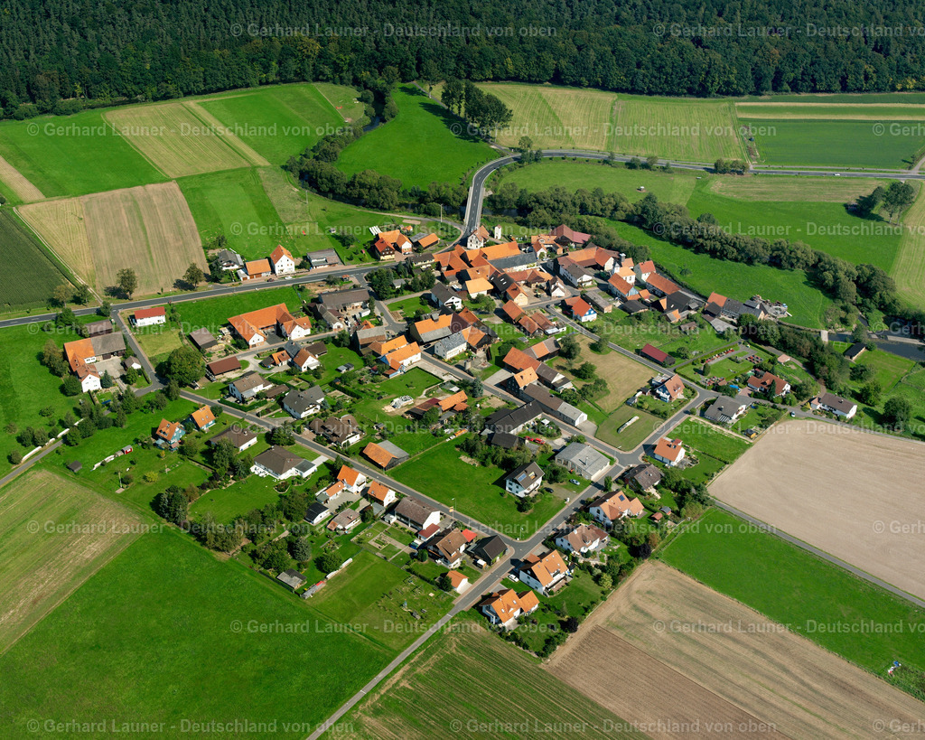 2614601 | HEMMEN 09.06.2006 Landwirtschaftliche Nutzflächen und Feldgrenzen  umsäumen das Siedlungsgebiet des Dorfes in Hemmen im Bundesland Hessen, Deutschland // Agricultural land and field boundaries surround the settlement area of the village  in Hemmen in the state Hesse, Germany Foto: Gerhard Launer
