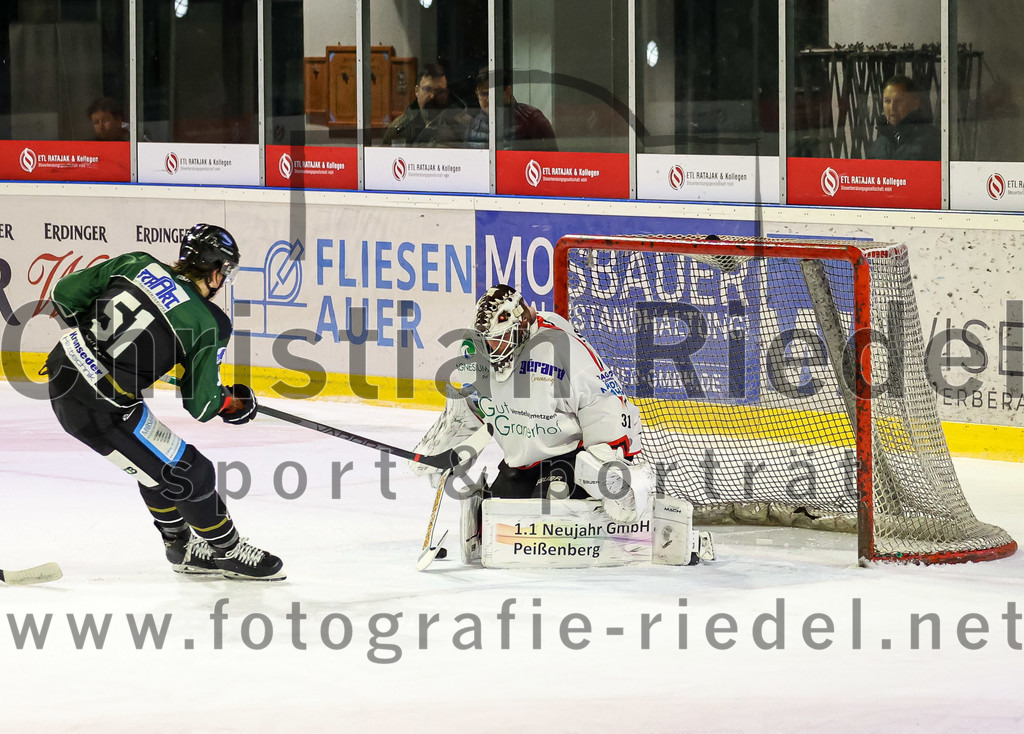 2022-11-04_070_Eishockey_TSV_Erding_gegen_TSV_Peissenberg | Erding, Deutschland, 04.11.2022:
Eishockey, Bayernliga 2022 / 2023, 10. Spieltag, TSV Erding gegen TSV Peißenberg, Endergebnis: 4:3

Ryan Murphy (Erding Gladiators, #51), Michael Henghuber (EHF Passau, #31)

Foto: Christian Riedel / fotografie-riedel.net