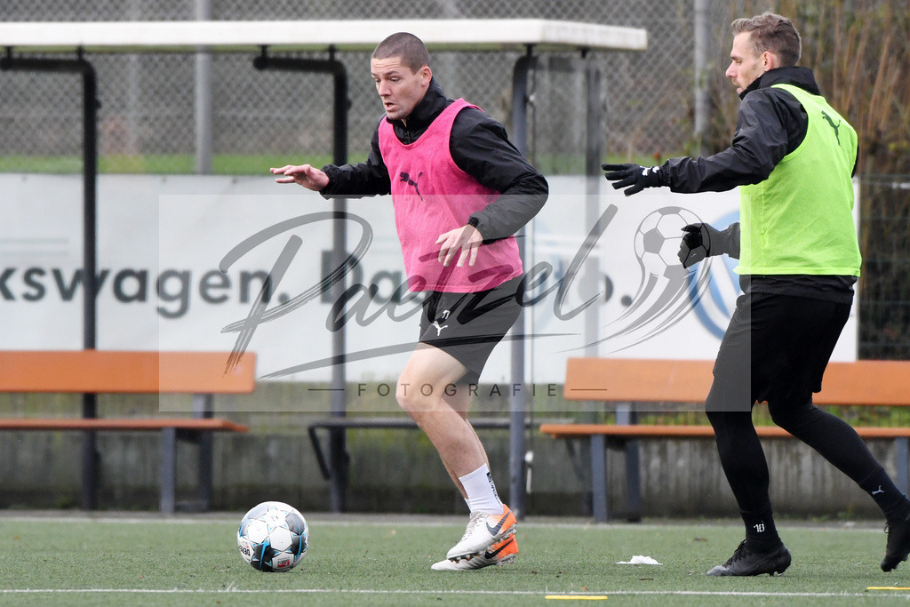 20200203_TRAOSN_0036 | Fußball, Herren: Adam Susac (VfL Osnabrueck) und Maurice Trapp (VfL Osnabrueck) im Zweikampf waehrend der Trainingseinheit des VfL Osnabrueck im Sportpark Illoshoehe am 03.02.2020 in Osnabrueck, Deutschland. - Realisiert mit Pictrs.com
