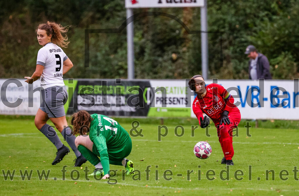 2023-10-07_073_FC_Forstern_gegen_TSV_Schwaben_Augsburg | Forstern, Deutschland, 07.10.2023:
Fußball, Frauen Bayernliga 2023 / 2024, 6. Spieltag, FC Forstern gegen TSV Schwaben Augsburg, Endergebnis: 1:6

Vivian Jakob (TSV Schwaben Augsburg, #3), Vera Funk (FC Forstern, #14), Torfrau Sarah Reißner (TSV Schwaben Augsburg, #1)

Foto: Christian Riedel / fotografie-riedel.net