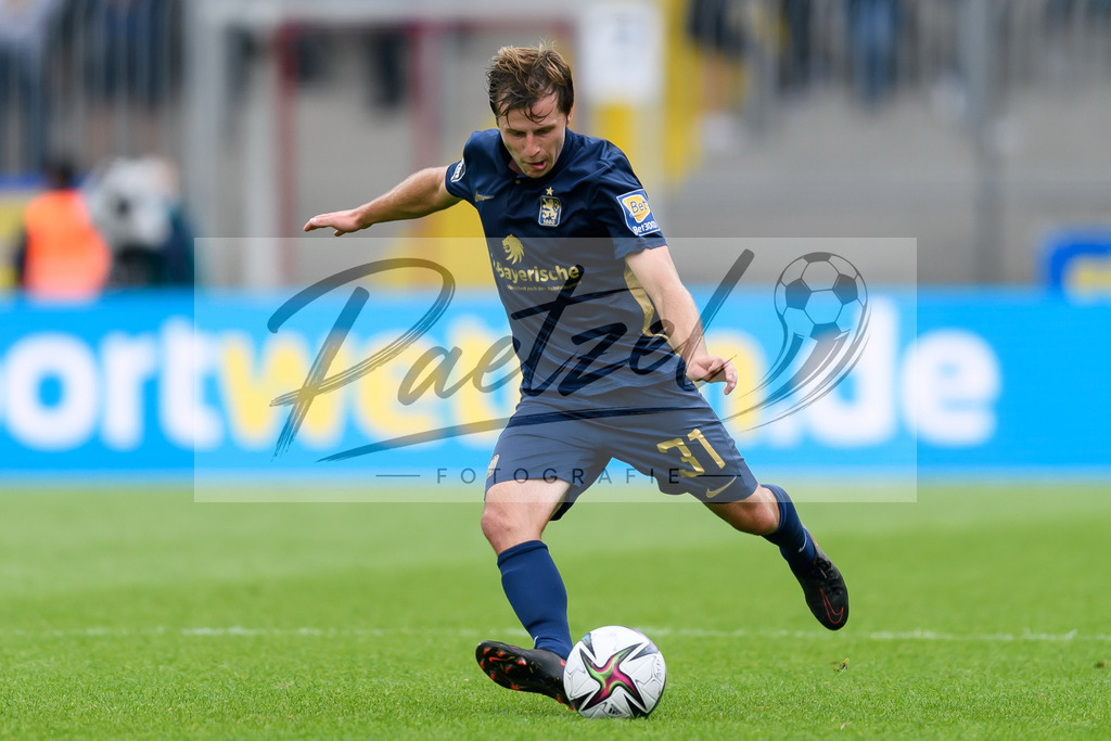 EBSTSV20210828_191 | Fussball, Herren: Richard Neudecker (TSV 1860 Muenchen) in Aktion, am Ball, Einzelaktion beim Spiel der 3. Liga zwischen Eintracht Braunschweig und TSV 1860 Muenchen im Eintracht-Stadion am 28.08.2021 in Braunschweig, Deutschland.DFB / DFL REGULATIONS PROHIBIT ANY USE OF PHOTOGRAPHS AS IMAGE SEQUENCES AND/OR QUASI-VIDEO. - Realisiert mit Pictrs.com