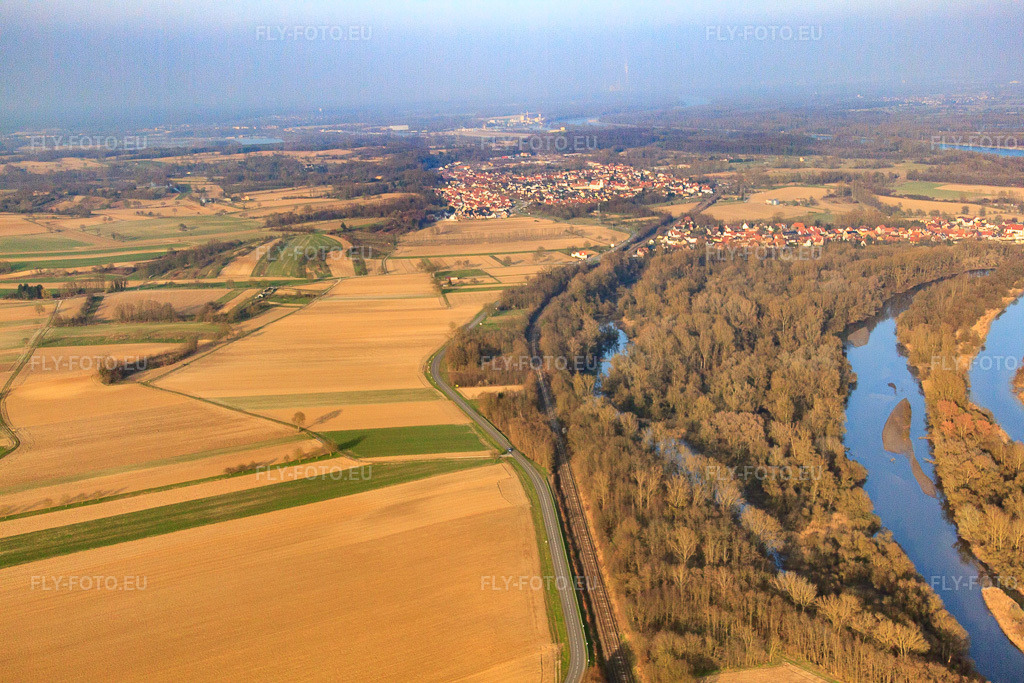 Vue aérienne: Vue du village depuis le sud, à l'embouchure de la Sauer et du Rhin. à Munchhausen dans le département Bas Rhin, France – .Photo: IMG_62606.jpg prise le 07/03/2014 par Werner Riehm/FLY-FOTO.eu – Résolution de l'original: 4752 x 3168 px