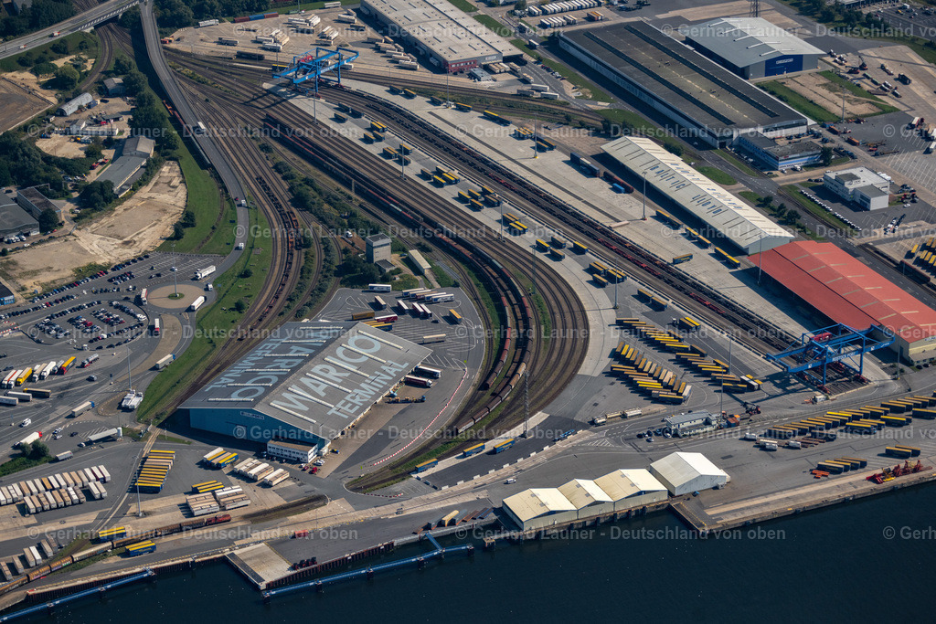 4061927 | ROSTOCK 08.09.2021 Containerterminal im Containerhafen des Überseehafen " ECL European Cargo Logistics GmbH Rostock " an der Straße Am Skandinavienkai in Rostock an der Ostseeküste im Bundesland Mecklenburg-Vorpommern, Deutschland. Weiterführende Informationen bei: European Cargo Logistics GmbH. // Container Terminal in the port of the international port " ECL European Cargo Logistics GmbH Rostock " on street Am Skandinavienkai in Rostock at the baltic coast in the state Mecklenburg - Western Pomerania, Germany. Further information at: European Cargo Logistics GmbH. Foto: Gerhard Launer