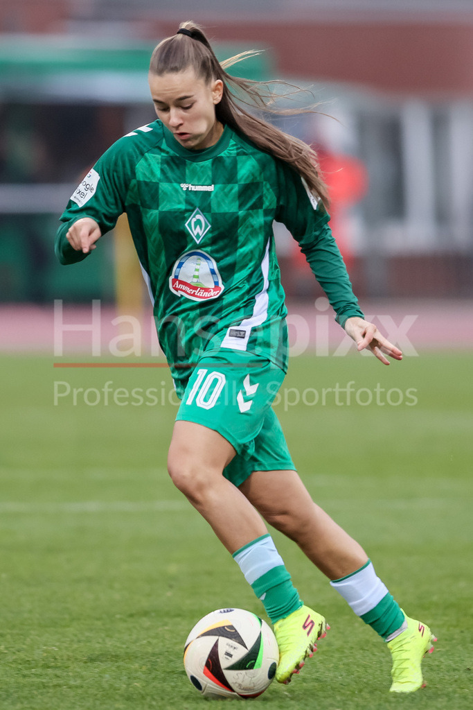 Fussball, Google Pixel Frauen-Bundesliga, SV Werder Bremen - SC Freiburg | v.li.: Tuana Mahmoud (SV Werder Bremen, 10) am Ball, Freisteller, Einzelbild, Ganzkörper, Aktion, Action, Spielszene, DIE DFB-RICHTLINIEN UNTERSAGEN JEGLICHE NUTZUNG VON FOTOS ALS SEQUENZBILDER UND/ODER VIDEOÄHNLICHE FOTOSTRECKEN. DFB REGULATIONS PROHIBIT ANY USE OF PHOTOGRAPHS AS IMAGE SEQUENCES AND/OR QUASI-VIDEO.