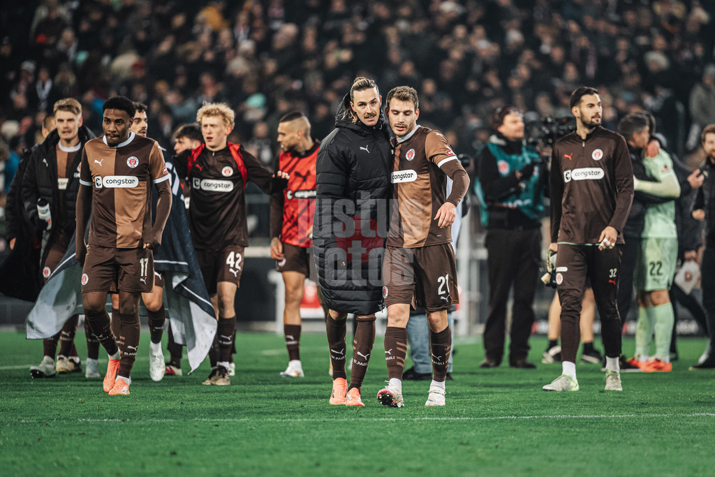 Fußball | Männer | Saison 2024/2025  | Fußball-Bundesliga | 12. Spieltag | FC St. Pauli vs. Holstein Kiel | 29.11.2024 | v.l. Jackson Irvine (#7, FC St. Pauli) und Lars Ritzka (#21, FC St. Pauli) klatschen ein nach dem Sieg