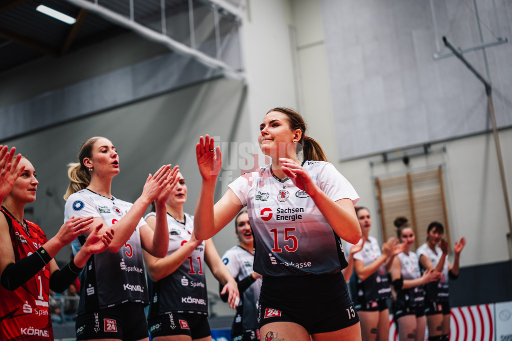 Volleyball | Frauen | Saison 2025/2026 | Volleyball Bundesliga | ETV Hamburger Volksbank Volleys vs. Dresdner SC | 15.11.2025 | Marta Kamelija Levinska (#15, Dresdner SC) wird zum MVP gewählt