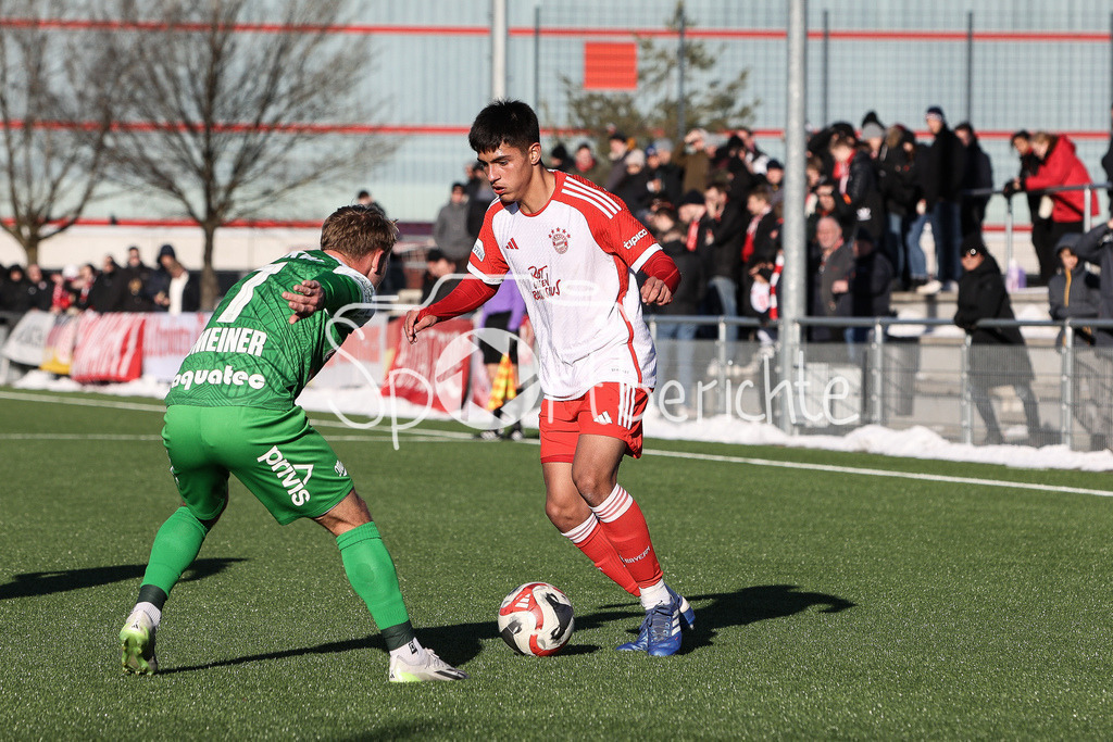 FC Bayern Amateure - SC Austria Lustenau | GMEINER (SCA #7) im Duell mit Matteo PEREZ VINLOEF (FCB #3) /Zweikampf