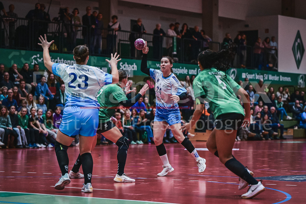 Handball, 2. Bundesliga Frauen, SV Werder Bremen - TuS Lintfort | v.li.: Jana Willing (TuS Lintfort, 23) versucht den Ball von Svenja Rottwinkel (TuS Lintfort, 24) zu fangen. Meike Becker (SV Werder Bremen, 17) und Naomi Conze (SV Werder Bremen, 5) mit dem Blockversuch, Spielszene, Aktion, Action