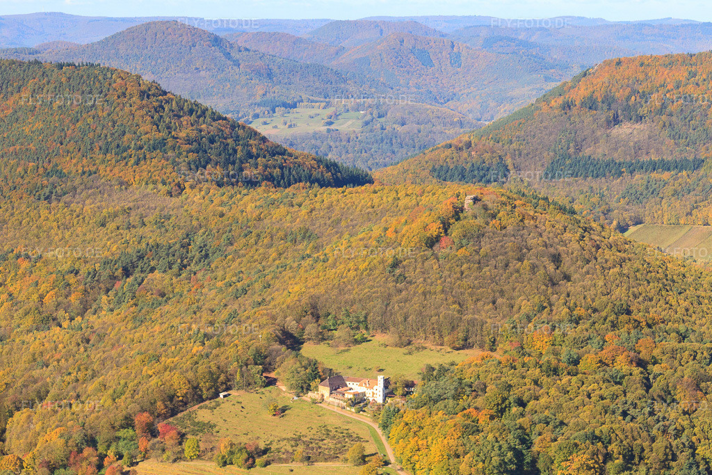 Luftbild: Slevogthof in Leinsweiler im Bundesland Rheinland-Pfalz in Deutschland. Foto: IMG_34595.jpg vom 26.10.2010 durch Werner Riehm/FLY-FOTO.de