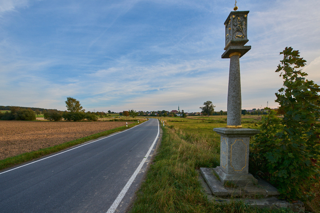 Blick nach Horka mit Wehrkirche und Bildstock 01 | Bedeutsame Landschaften Deutschlands - Realisiert mit Pictrs.com