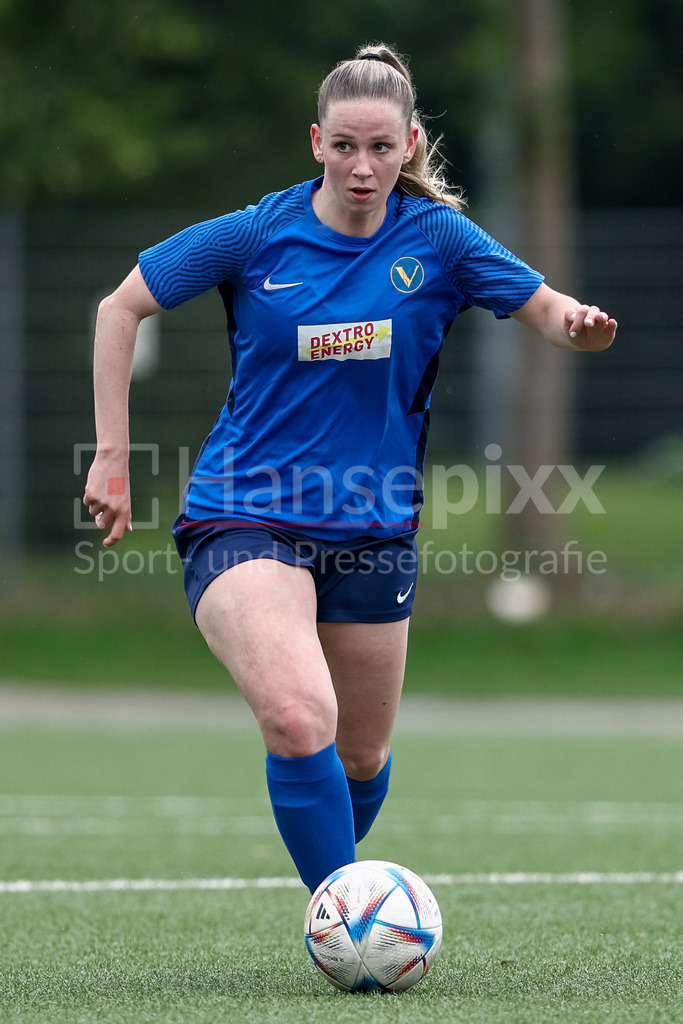 Fussball, Aufstiegsrunde Regionalliga Nord Frauen, FC Union 60 - SC Victoria Hamburg | Jara Schofeld (SC Victoria Hamburg, 18) am Ball, Freisteller, Einzelbild, Ganzkörper, Aktion, Action, Spielszene