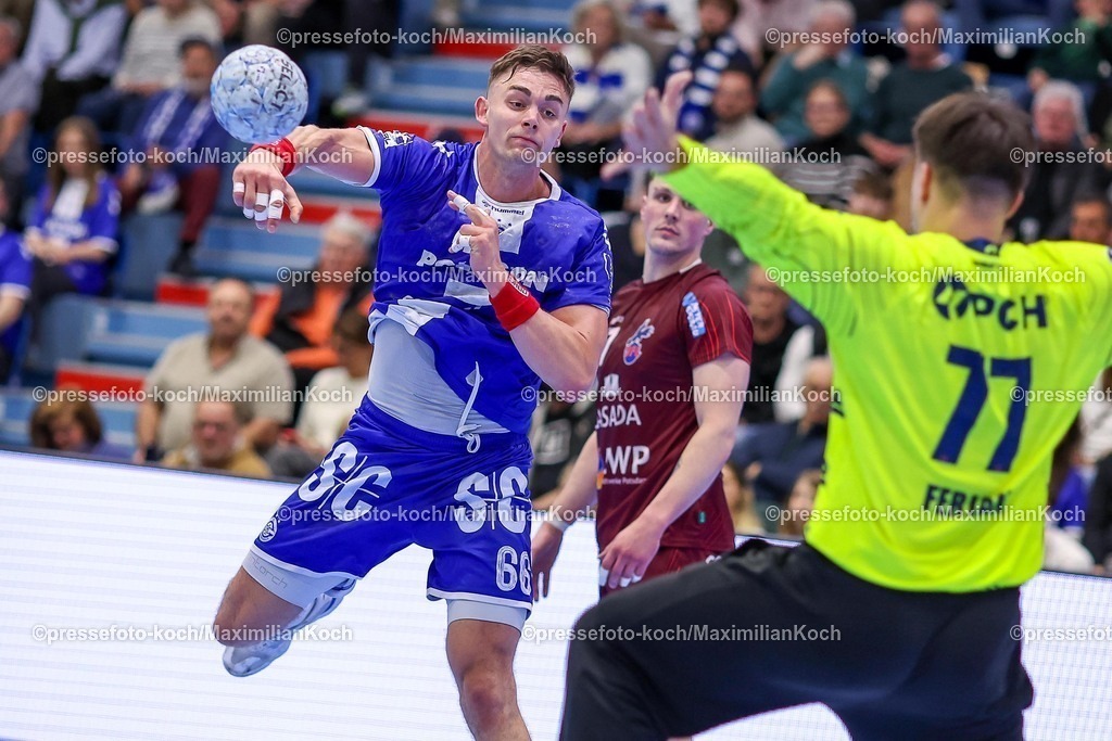 Gum25042501101 | 25.04.2025, Handball, HBL, VfL Gummersbach - 1. VfL Potsdam, Schwalbe-Arena: Stepan Zeman (GUM #66) wirft den Ball auf das Tor von Torwart Mark Ferjan (VfL Potsdam #77) 
