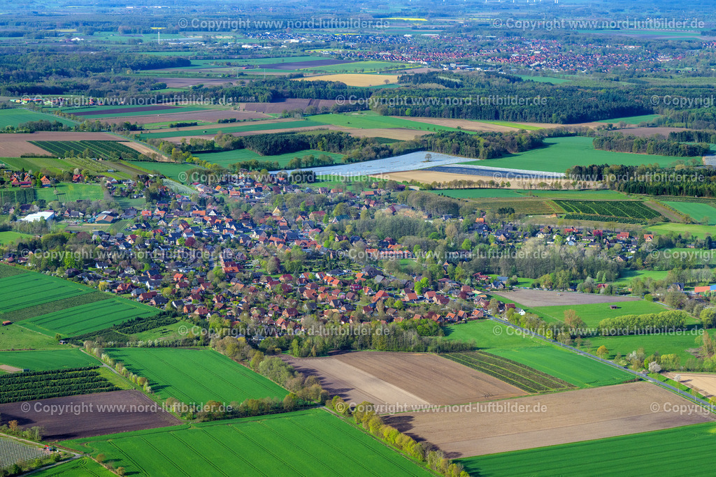 Bliedersdorf_ELS_0296010523 | BLIEDERSDORF 01.05.2023 Ortsansicht am Rande von landwirtschaftlichen Feldern und Nutzflächen in Bliedersdorf im Bundesland Niedersachsen, Deutschland. // Village view on the edge of agricultural fields and land in Bliedersdorf in the state Lower Saxony, Germany. Foto: Martin Elsen