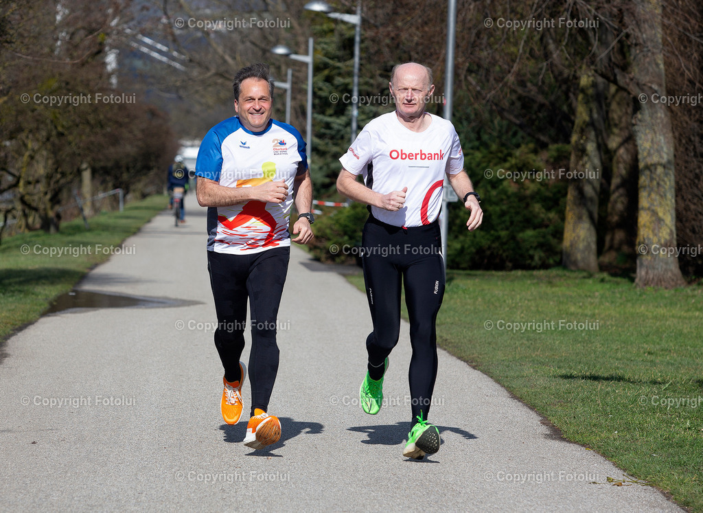 A_LUI_15032023_10 | 21,OBERBANK LINZ DONAU MARATHON 2023 LAUFTERMIN FOTO: V.L. DIETMAR KERSCHBAUM (BRUCKNERHAUS INTENDANT) UND DR.FRANZ GASSELSBERGER (GENERALDIREKTOR  OBERBANK)FOTO:FOTOLUI