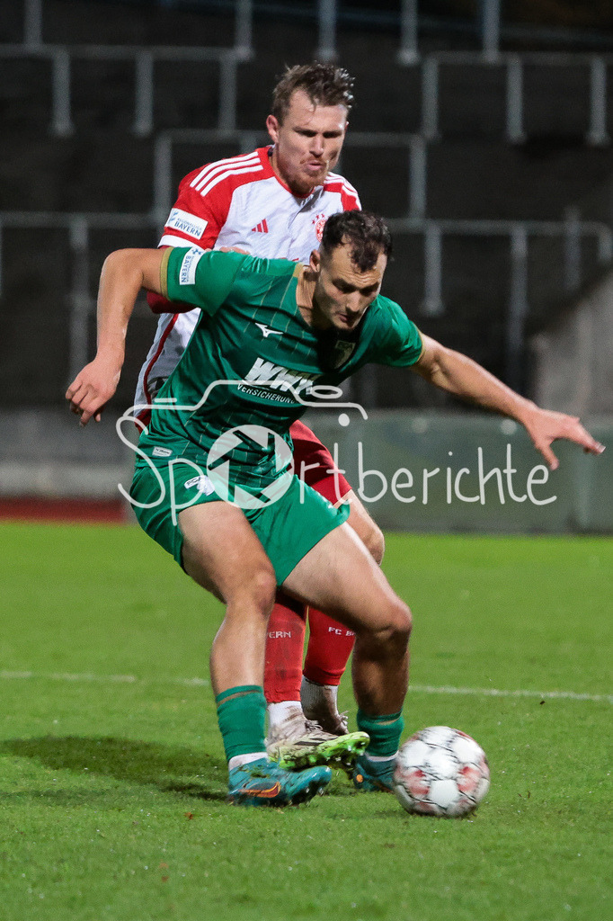 FC Augsburg II - FC Bayern Amateure | Steve BREITKREUZ (FCB #26) im Duell mit Alem JAPAUR (FCA #11) / Zweikampf