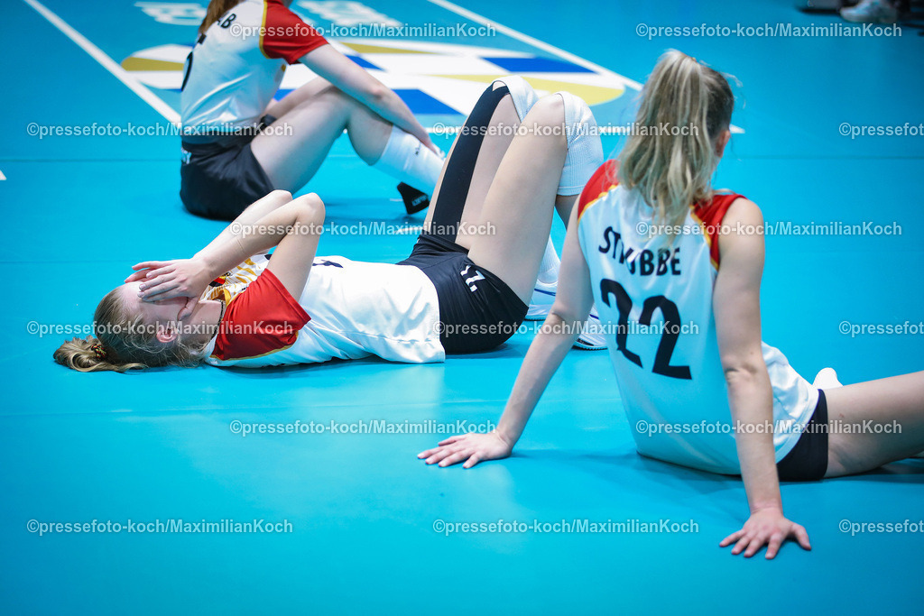 EuroVolley22082302081 | 22.08.2023, CEV EuroVolley 2023, Volleyball-Europameisterschaften der Frauen, Gruppenphase Gruppe C, Tag6, CASTELLO Düsseldorf: Deutschland vs. Tschechien. Enttäuschte Gesichter beim deutschen Team nach der Niederlage. Camilla WEITZEL (GER) liegt enttäuscht auf dem Boden und hällt sich die Hände vor das Gesicht.