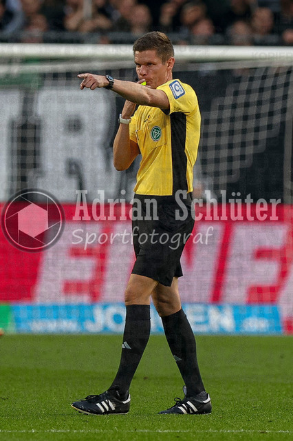 Borussia Mönchengladbach vs Eintracht Frankfurt - Bundesliga  | Mönchengladbach, Deutschland, 27.09.25:   Schiedsrichter Dr. Florian Exner gestikuliert, Gestik waehrend des Spiels der Bundesliga zwischen Borussia Mönchengladbach vs Eintracht Frankfurt im Stadion im Borussia Park(Foto von Brauer-Fotoagentur / Adrian Schlueter)
