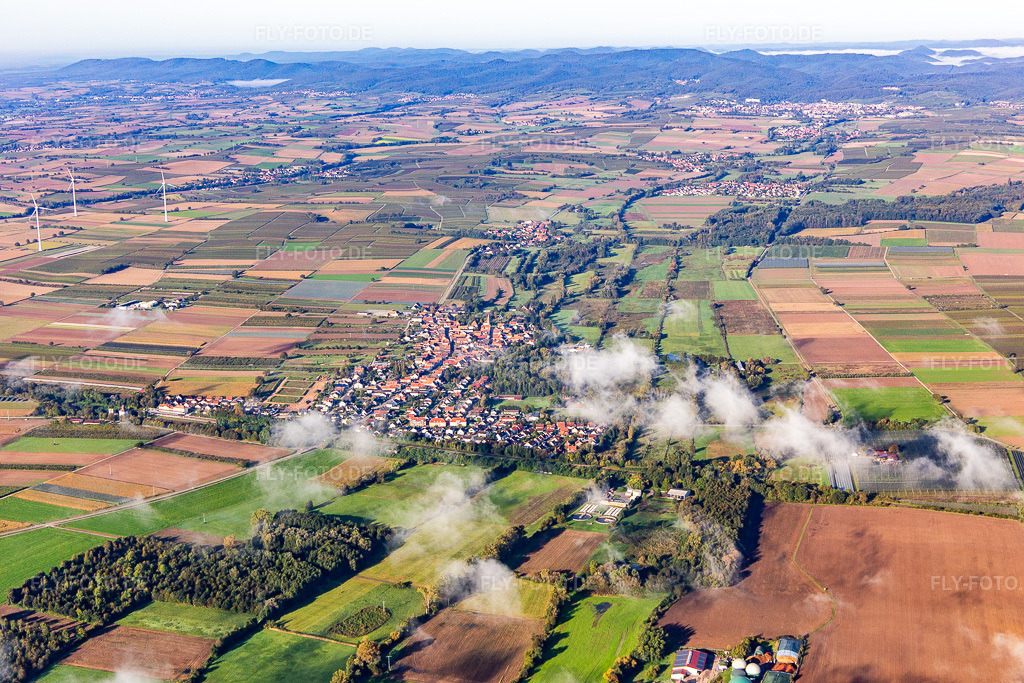 Luftbild: Ortschaft mit Wölkchen von Osten in Winden im Bundesland Rheinland-Pfalz in Deutschland. Foto: IMG_143444.jpg vom 29.09.2024 durch Werner Riehm/FLY-FOTO.de