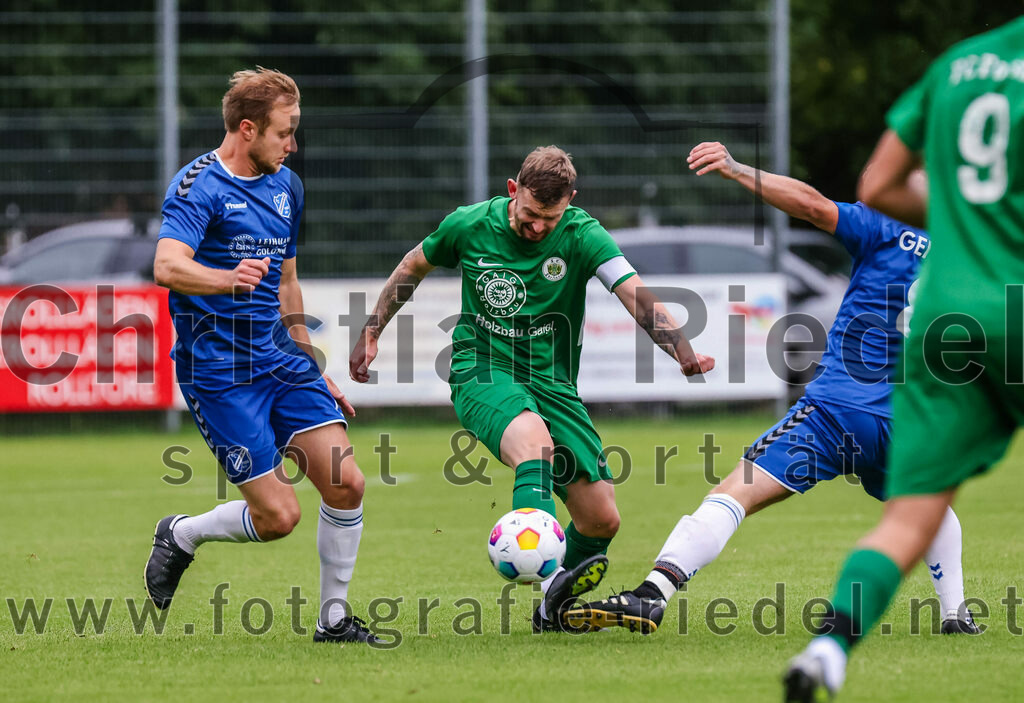 2023-08-04_032_FC_Forstern_gegen_FC_Langengeisling_II | Forstern, Deutschland, 04.08.2023:
Fußball, Kreisklasse 2023 / 2024, 1. Spieltag, FC Forstern gegen FC Langengeisling II, Endergebnis: 2:1

Kilian Kaiser (FC Langengeisling, #14), Andreas Ullmann (FC Forstern, #11), Moritz Wiesheu (FC Langengeisling, #8)

Foto: Christian Riedel / fotografie-riedel.net