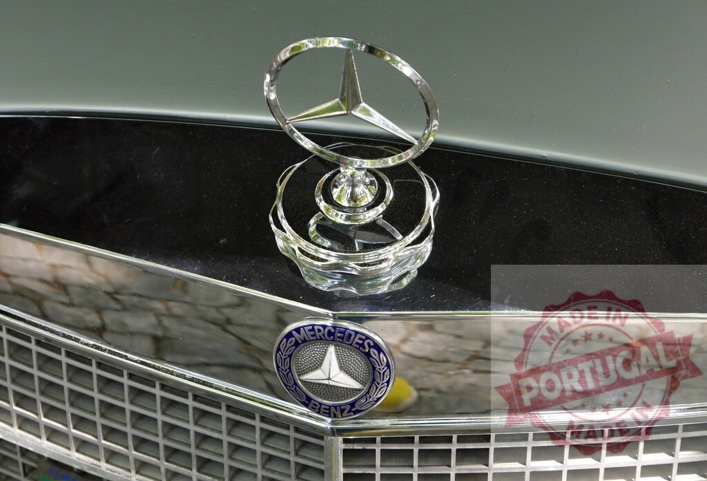Mercedes-Benz classic car hood ornament and grille | Mercedes-Benz emblem displaying on a vintage car hood with chrome grille - Realisiert mit Pictrs.com