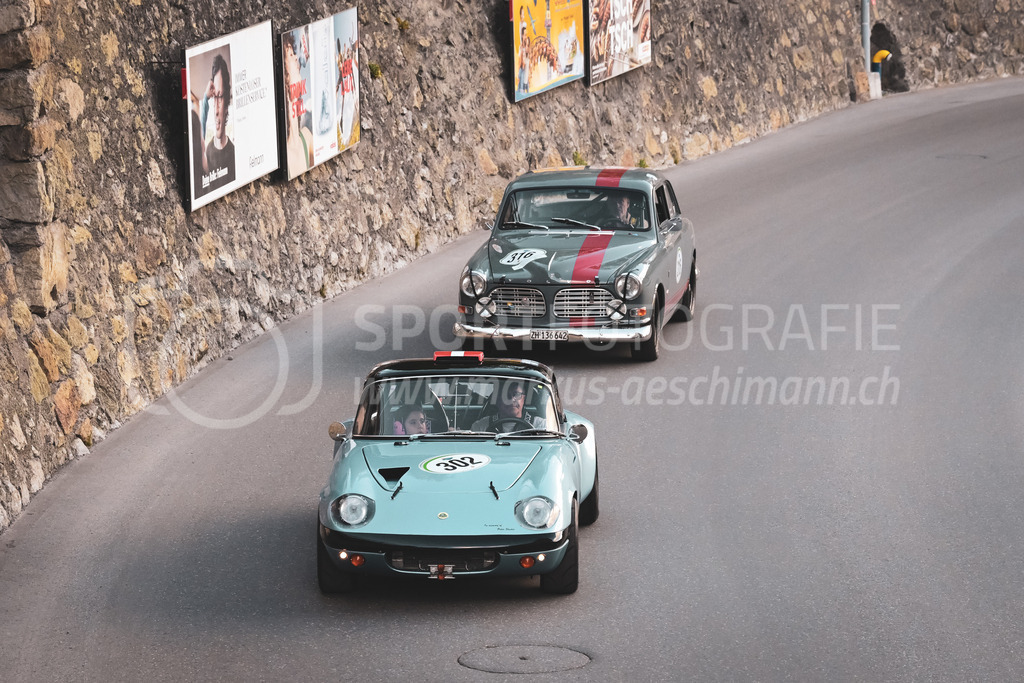 21. Arosa ClassicCar 2025 - 4. September 2025 | Edy Schorno aus Küssnacht am Rigi (SUI) in einem Lotus Elan S4R aus dem Jahre 1969 mit Startnummer 302 und André Treina aus Weiningen (SUI) in einem Volvo 123 GT aus dem Jahre 1969 mit Startnummer 316 am Arosa ClassicCar 2025..@arosaclassiccar, @arosa.official, #arosaclassiccar, #arosa, #76curves, #classiccar, Bild: Sportfotografie Markus Aeschimann | www.markus-aeschimann.ch - Realisiert mit Pictrs.com