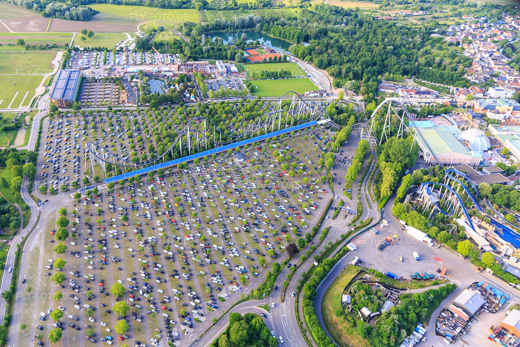 Luftbild: Parkplatz mit Silver Star des Europapark Rust in Rust im Bundesland Baden-Württemberg in Deutschland. – Foto: IMG_147308.jpg vom 29.05.2025 durch Werner Riehm/FLY-FOTO.de – Auflösung des Originals: 4698 x 3132 px – ico_highlight