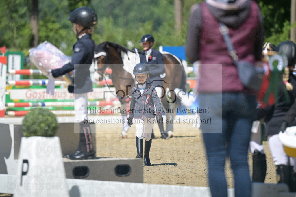 DOS_9002 | Entdecke hochwertige Reitturnierfotos von Foto Oger. Professionell, emotional und authentisch – jetzt Lieblingsmomente im Shop bestellen. - Realisiert mit Pictrs.com