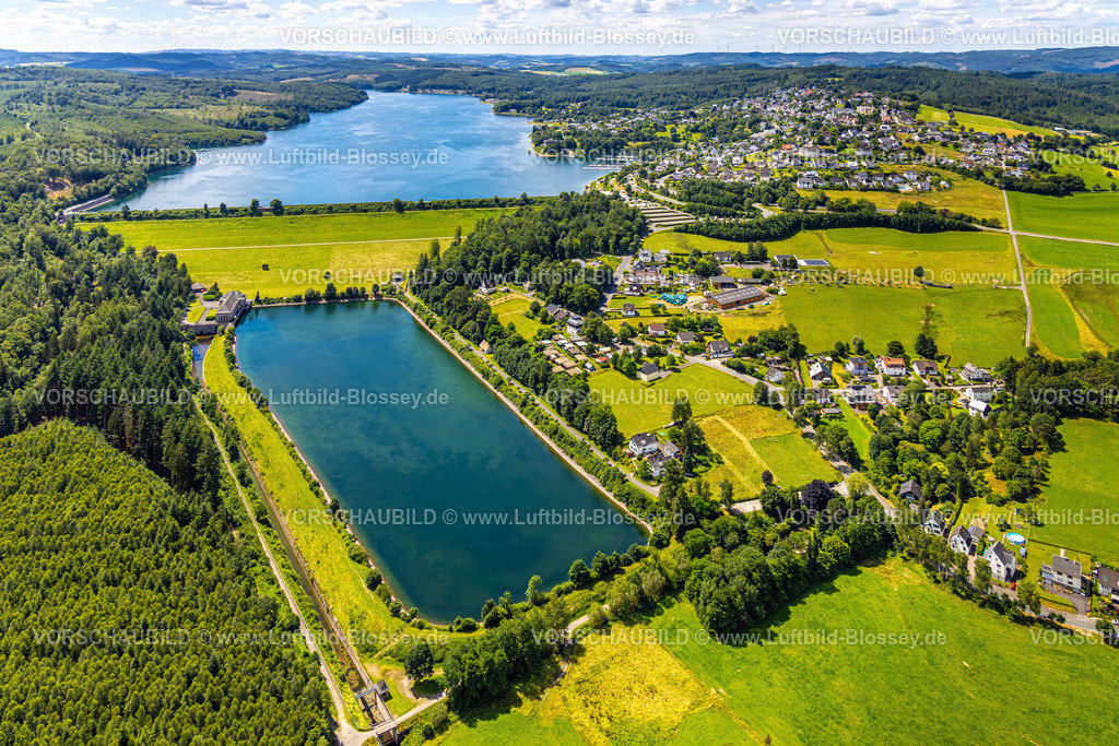 Sundern240708447 | Luftbild, Sorpetalsperre und Staumauer Damm, Ausgleichsweiher vom Sorpesee, Waldgebiet, Fernsicht und blauer Himmel mit Wolken, Ortsansicht Langscheid, Hachen, Sundern, Sauerland, Nordrhein-Westfalen, Deutschland