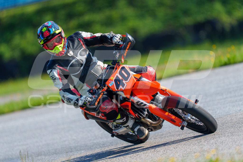 SuperMoto_Staatsmeisterschaft_Greinbach_035 | GRIPcapture steht für authentische Sportfotografie in Österreich – für Momente, die mehr sind als Geschwindigkeit oder Ergebnis. Es geht um Emotion, Spannung, Fokus und den Augenblick, der oft nur einen Wimpernschlag dauert.Ob Motorsport, Teamsport oder 