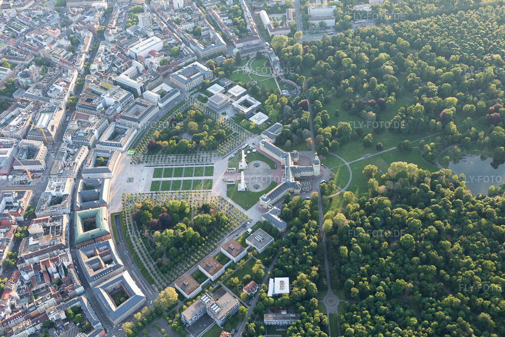 Luftbild: Schloßplatz im Ortsteil Innenstadt-West in Karlsruhe im Bundesland Baden-Württemberg in Deutschland. Foto: IMG_099596.jpg vom 21.05.2017 durch Werner Riehm/FLY-FOTO.de